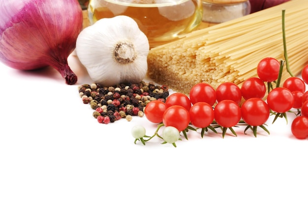 Kuchnia z garnkami i świeżymi składnikami